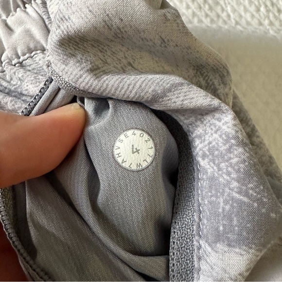 Lululemon Tracker Short V (4") SZ 4 - Picture 2 of 6